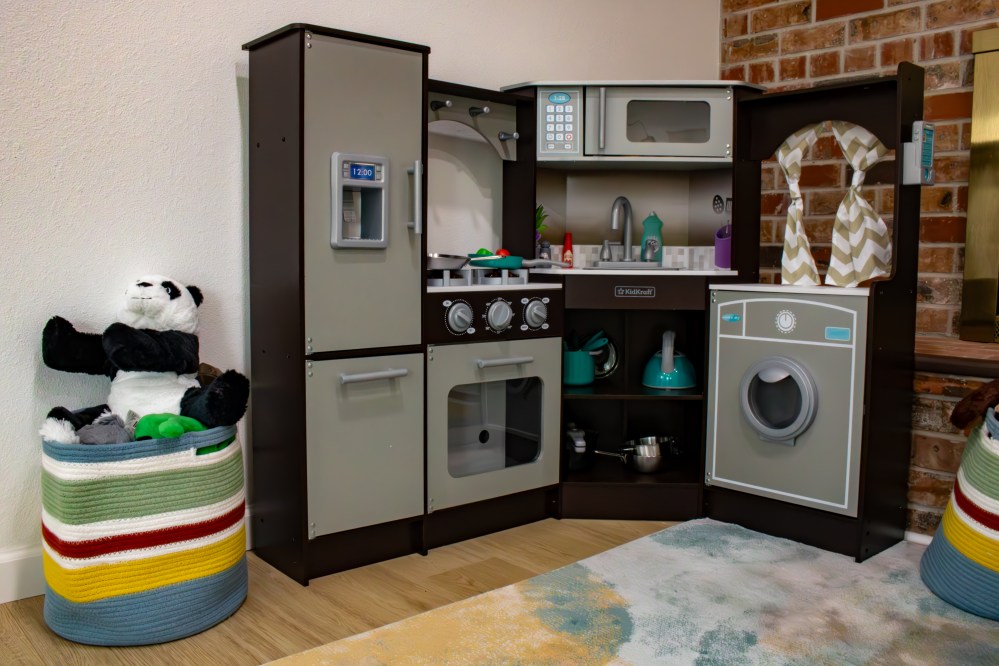 Play kitchen set